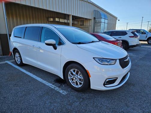 2023 Chrysler Pacifica Touring-L