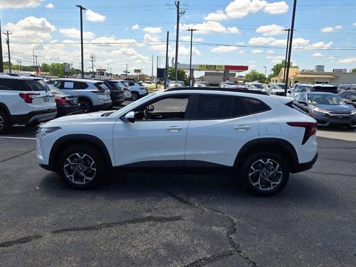 Summit White 2025 Chevrolet Trax LT