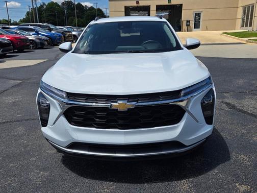 Summit White 2025 Chevrolet Trax LT