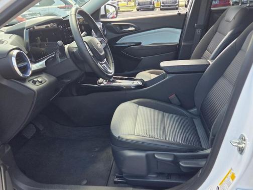 Summit White 2025 Chevrolet Trax LT