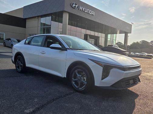 Snow White Pearl 2025 Kia K4