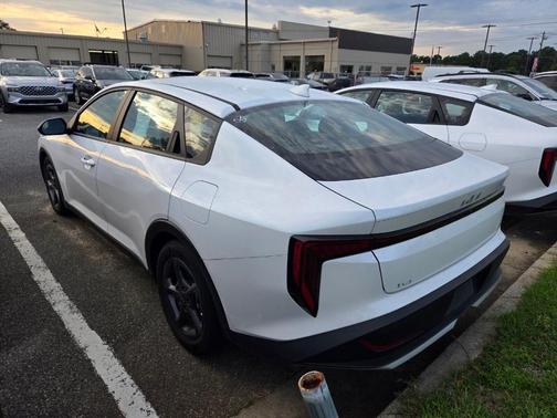 Snow White Pearl 2025 Kia K4