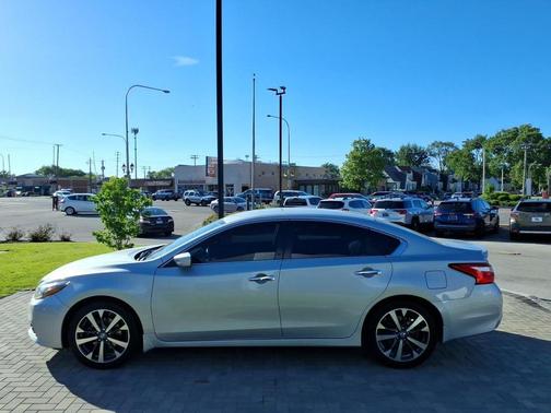 Brilliant Silver 2016 Nissan Altima 2.5 SR