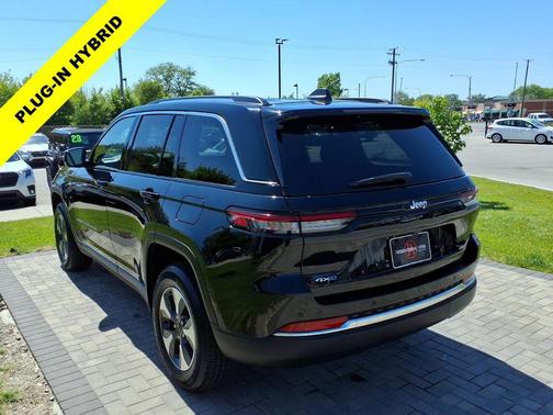 Diamond Black Crystal Pearlcoat 2022 Jeep Grand Cherokee 4xe Base