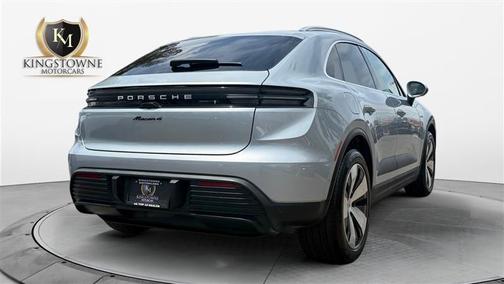 Dolomite Silver Metallic 2024 Porsche Macan 4