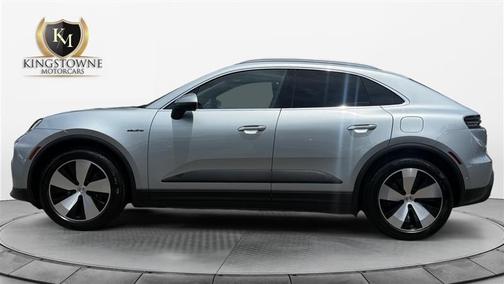 Dolomite Silver Metallic 2024 Porsche Macan 4