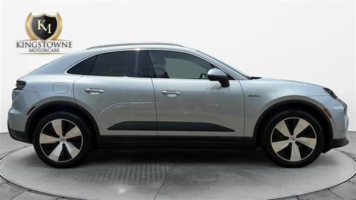 Dolomite Silver Metallic 2024 Porsche Macan 4