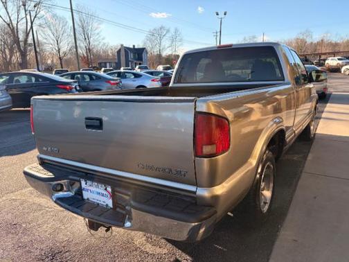 2000 Chevrolet S-10 Base
