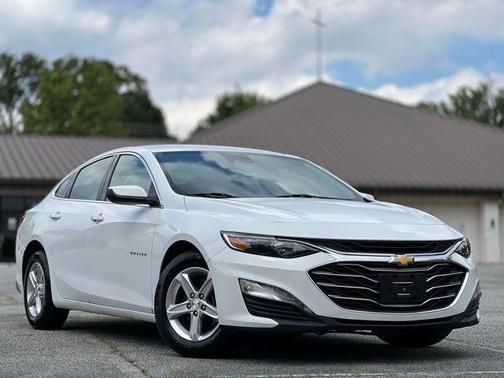 Summit White 2023 Chevrolet Malibu FWD 1LT