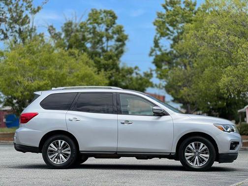 Brilliant Silver Metallic 2019 Nissan Pathfinder SV