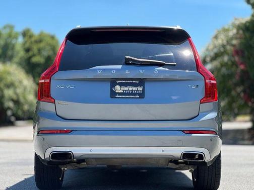 Gray Metallic 2018 Volvo XC90 T6 Momentum