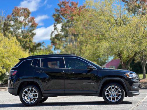 Diamond Black Crystal Pearlcoat 2022 Jeep Compass Latitude Lux