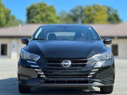 Super Black Metallic 2024 Nissan Versa 1.6 SV
