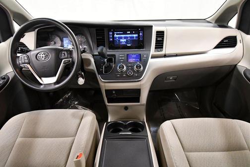 Super White 2016 Toyota Sienna LE