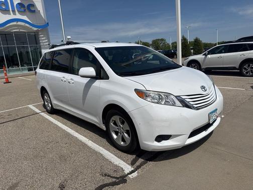 Super White 2016 Toyota Sienna LE