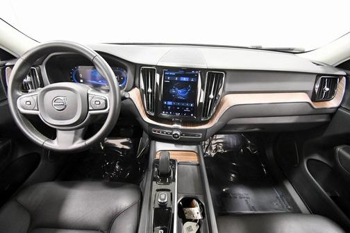2022 Volvo XC60 B5 Momentum