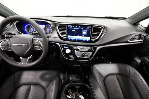 Diamond Black Crystal Pearlcoat 2025 Chrysler Pacifica L