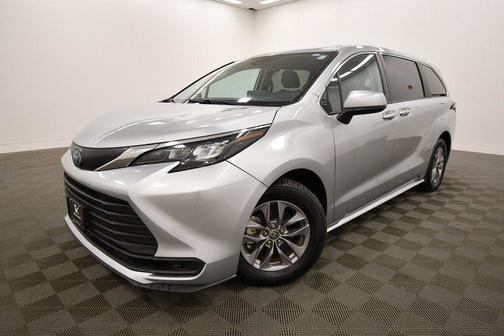 2024 Toyota Sienna LE