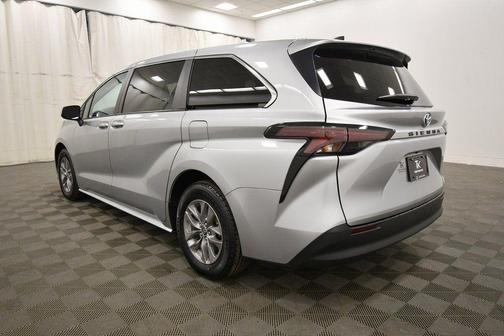 2024 Toyota Sienna LE