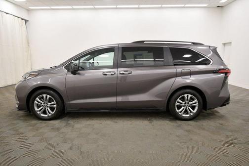 2022 Toyota Sienna XSE 7 Passenger