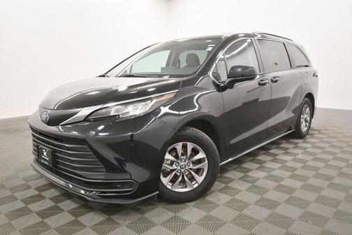 2022 Toyota Sienna LE