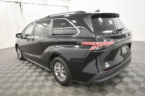 2022 Toyota Sienna LE