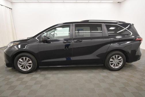 2022 Toyota Sienna LE