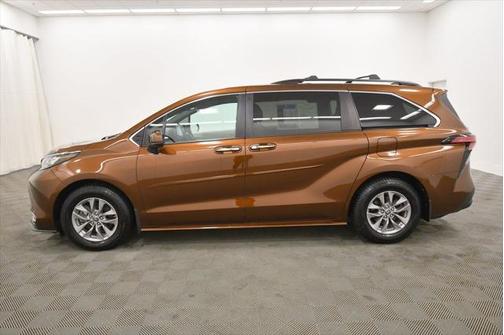 2022 Toyota Sienna XLE 7 Passenger