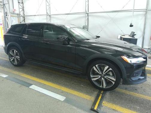 2025 Volvo V60 Cross Country B5 Plus