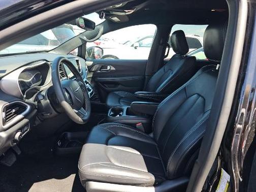 Bright White Clearcoat 2025 Chrysler Pacifica L