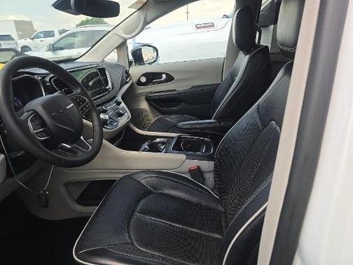 Bright White Clearcoat 2024 Chrysler Pacifica Limited