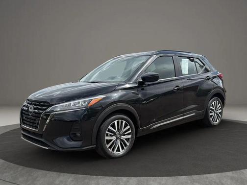 Super Black 2024 Nissan Kicks SR
