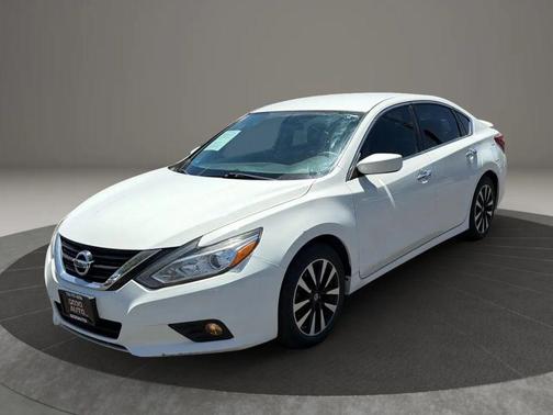 White 2018 Nissan Altima 2.5 SV