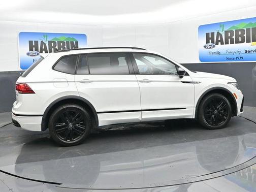 Oryx White Pearl Effect 2022 Volkswagen Tiguan 2.0T SE R-Line Black