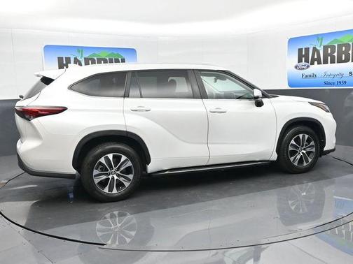 Pearl 2023 Toyota Highlander XLE