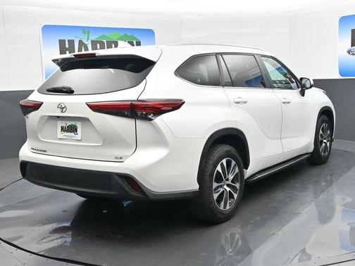 Pearl 2023 Toyota Highlander XLE