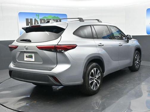 Celestial Silver Metallic 2021 Toyota Highlander XLE