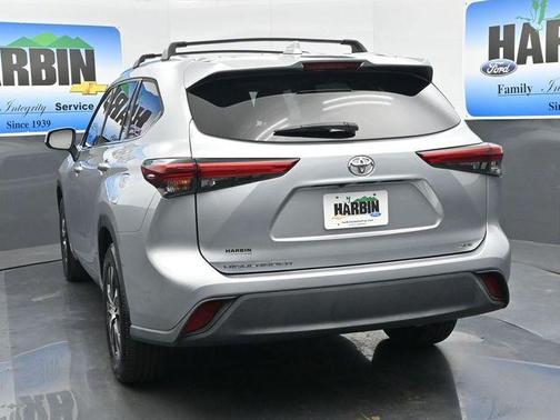 Celestial Silver Metallic 2021 Toyota Highlander XLE