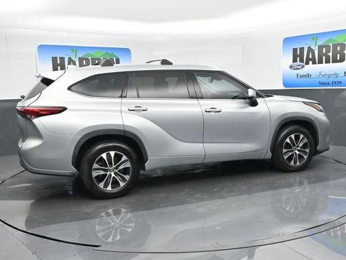 Celestial Silver Metallic 2021 Toyota Highlander XLE