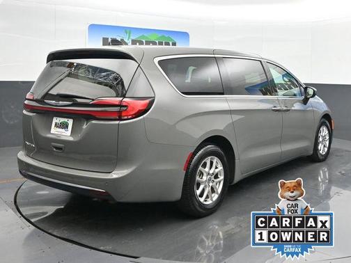 2023 Chrysler Pacifica Touring-L