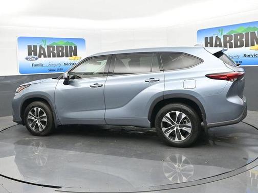 Moon Dust 2021 Toyota Highlander XLE