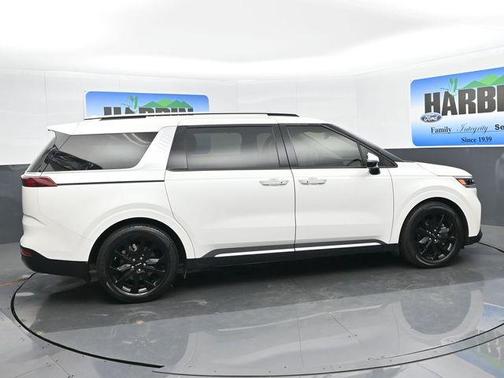 Snow White Pearl 2022 Kia Carnival SX