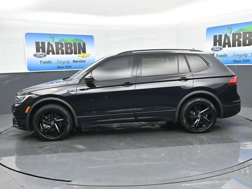 Deep Black Pearl Effect 2023 Volkswagen Tiguan 2.0T SE R-Line Black