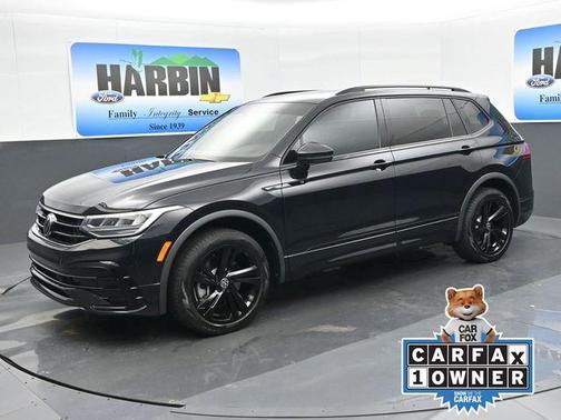 Deep Black Pearl Effect 2023 Volkswagen Tiguan 2.0T SE R-Line Black