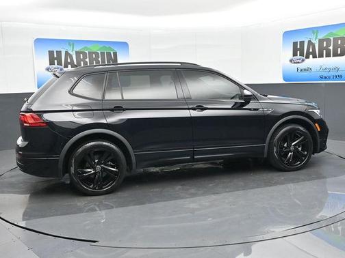 Deep Black Pearl Effect 2023 Volkswagen Tiguan 2.0T SE R-Line Black