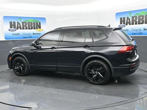 Deep Black Pearl Effect 2023 Volkswagen Tiguan 2.0T SE R-Line Black