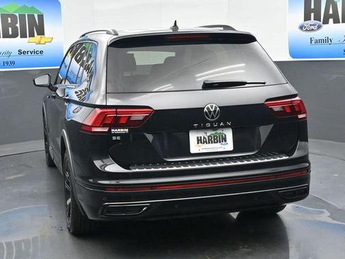 Deep Black Pearl Effect 2023 Volkswagen Tiguan 2.0T SE R-Line Black