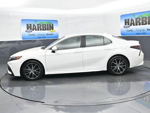 White 2022 Toyota Camry SE