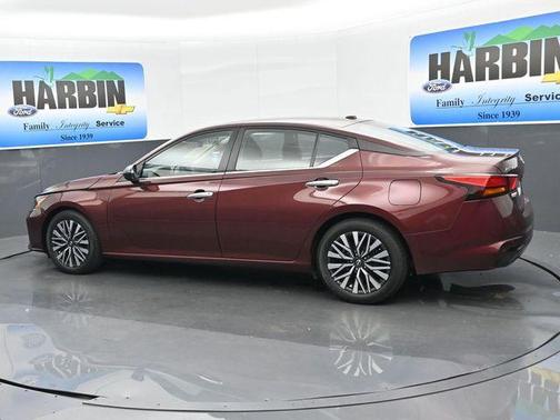 Garnet Pearl Me 2025 Nissan Altima SV