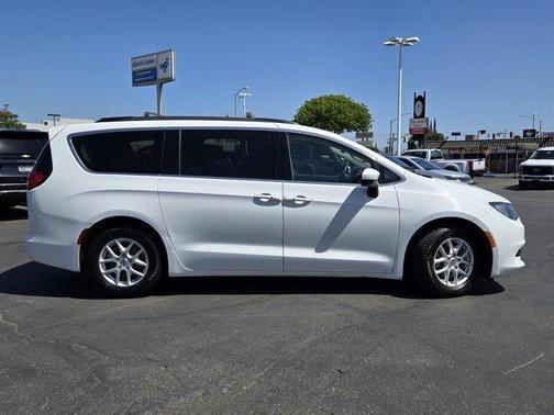 2021 Chrysler Voyager LXI